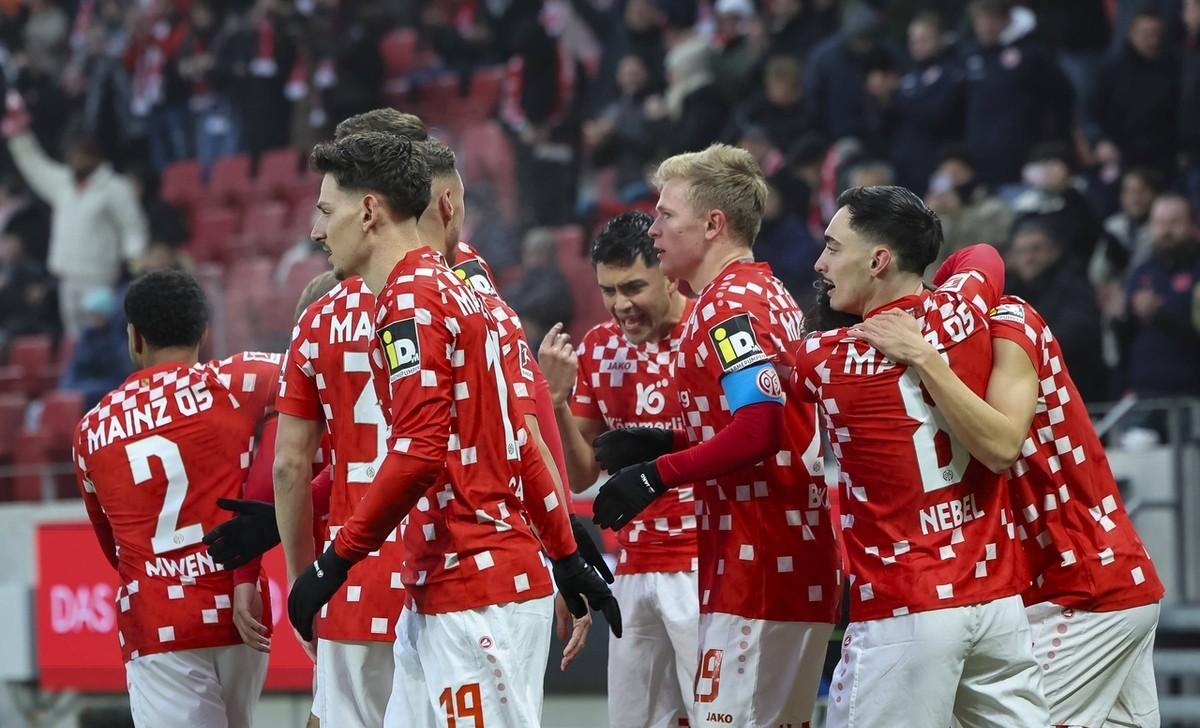 拜仁主场大捷，球员赛后激动庆祝胜利，不要人民其他名称建设经济.